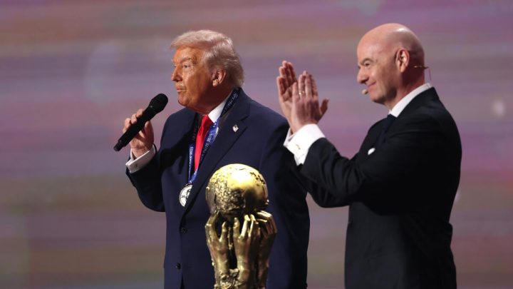 Tarjeta roja que le retiraron al delantero estadunidense Folarin Balogun, bien puede aplicarse a la FIFA